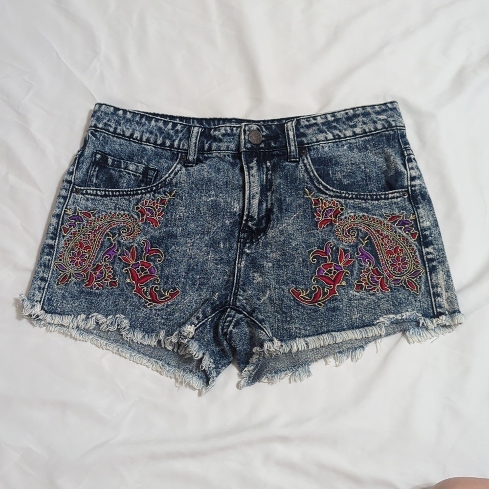 BDG Freja Embellished Mid-Rise Denim Cutoff Short, Color Bandana Wash Size 27 - Picture 5 of 16